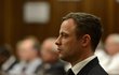 Oscar Pistorius poslouchá čtení rozsudku ve své kauze zabití přítelkyně Reevy