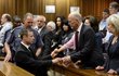 Oscara Pistoriuse odvádějí do cely v soudní budově, kde si vyslechl pětiletý rozsudek za zabití své přítelkyně. Za ruce chytá svého strýce a tetu, u kterých během soudu bydlel