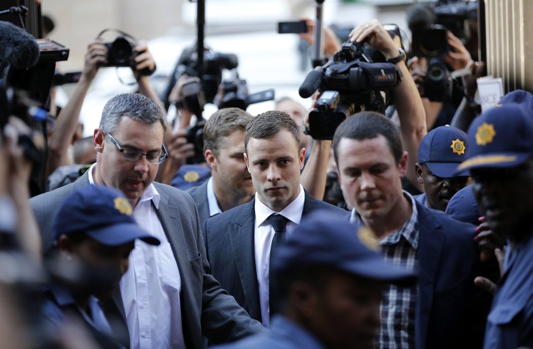 Oscar Pistorius a jeho soudný den. Paralympijský vítěz přichází k soudu, který rozhodne o jeho vině za smrt Reevy Steenkampové