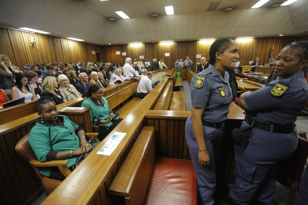 Soudní síň, ve které se Oscar Pistorius má dozvědět svůj rozsudek, se plnila od brzkého rána