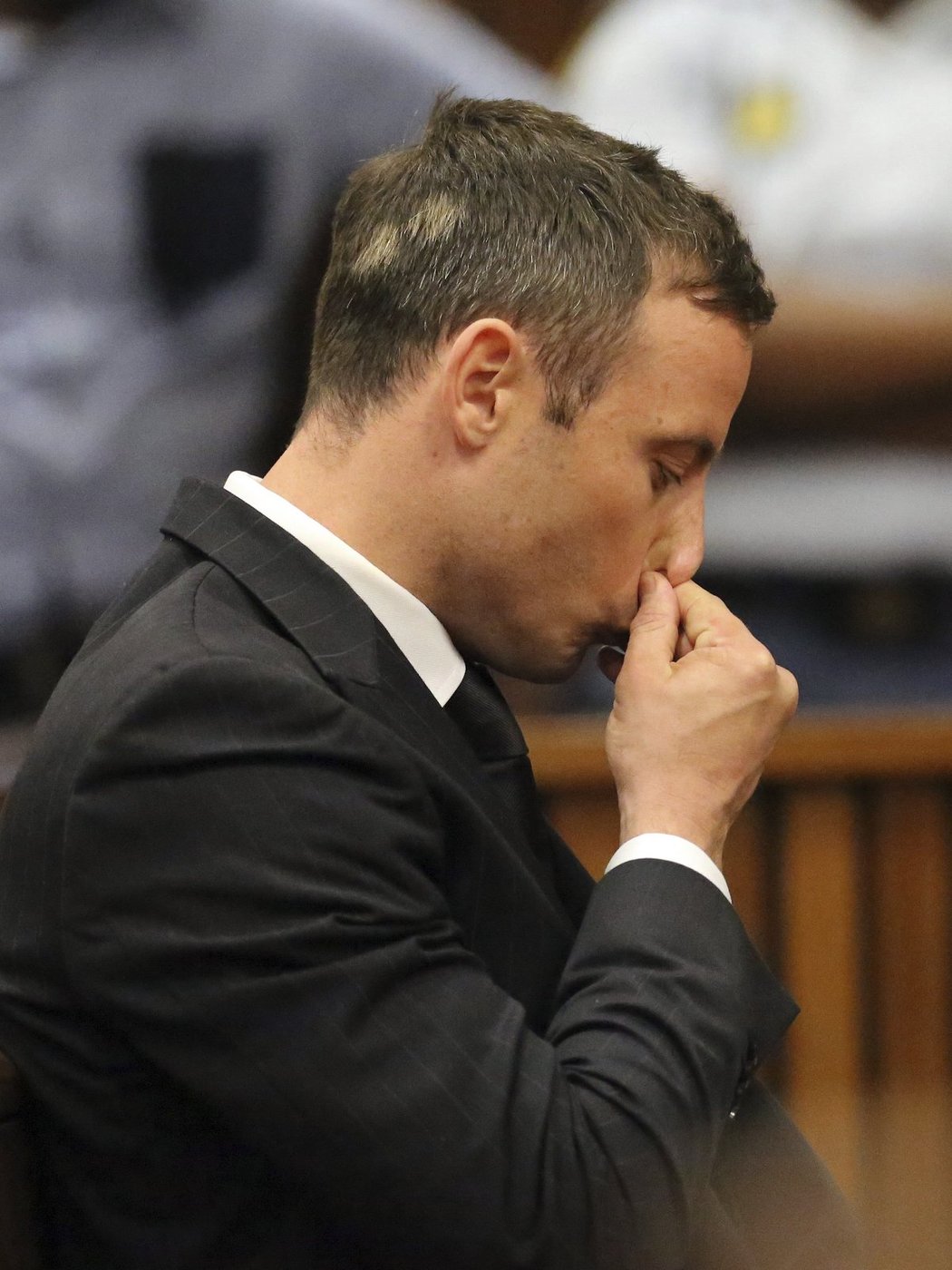 Oscar Pistorius a jeho reakce na rozsudek, kterým ho soudkyně poslala na pět let do vězení
