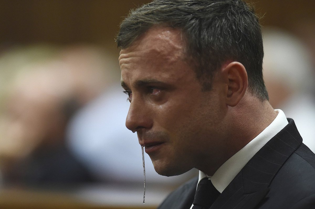 Emocionálně vyčerpaný Oscar Pistorius při čtení rozsudku. Doživotí se vyhnul...