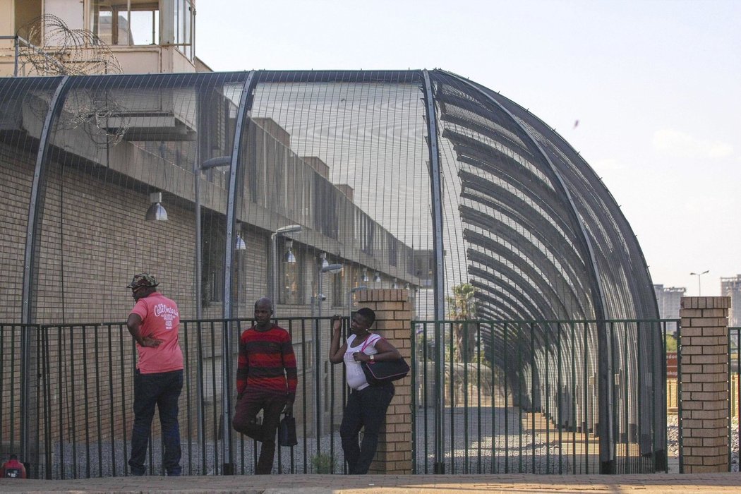 Lidé postávají před vnějšími ploty pretorijské věznice Kgosi Mampuru, kde by si měl svůj trest odkroutit i Oscar Pistorius. Za zabití přítelkyně byl odsouzen na pět let
