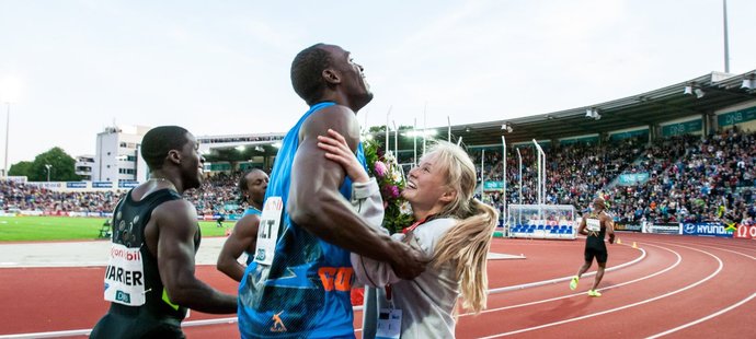 Usain Bolt hostesku, která se mu připletla do cesty, zachytil, aby nespadla na zem