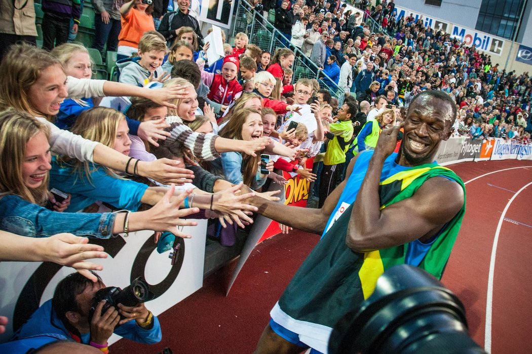 Usain Bolt slaví s fanoušky své vítězství na Diamantové lize v Oslu