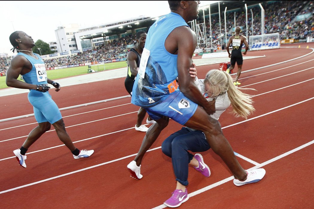 Jamajský Blesk Usain Bolt smetl po vítězné stovce v Oslu hostesku