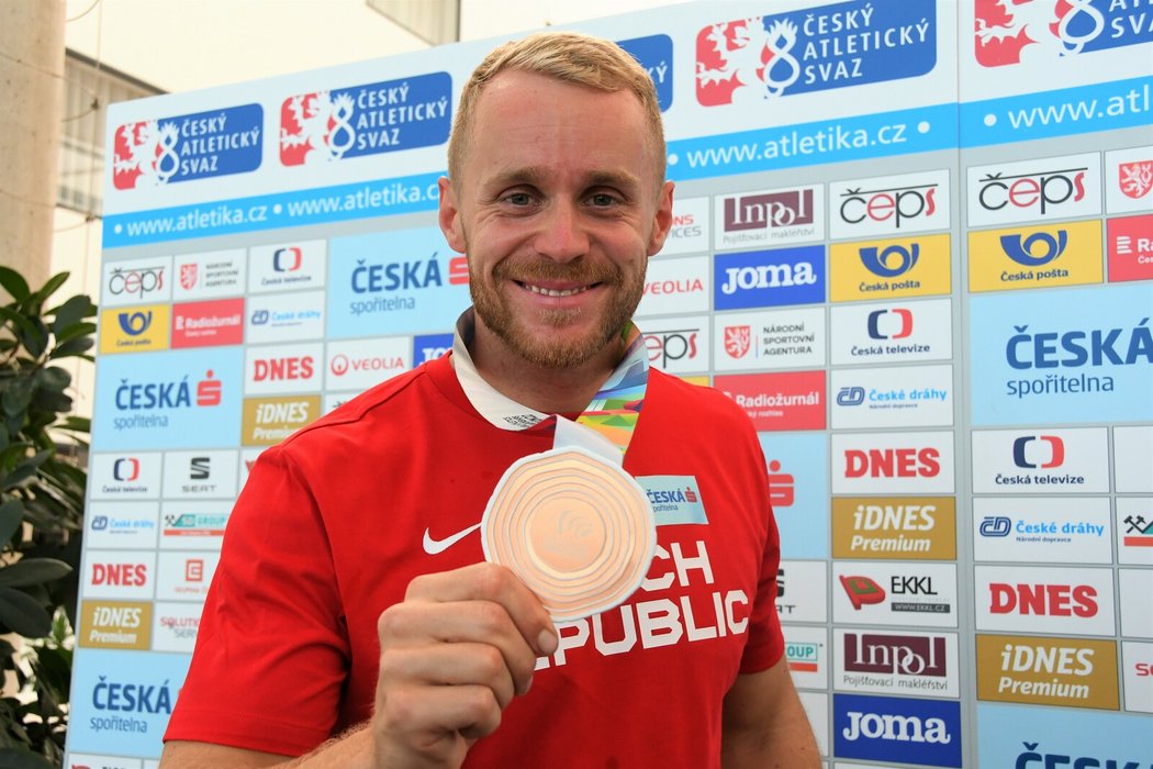Jakub Vadlejch s bronzovou medailí z MS na krku