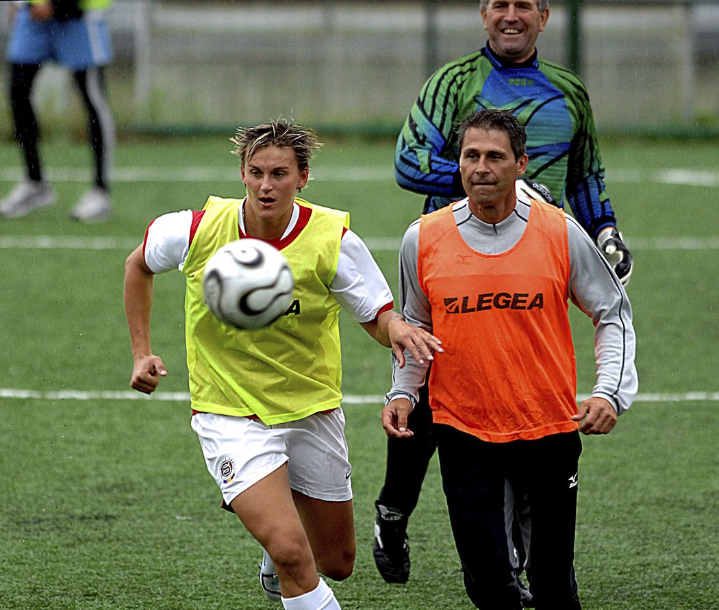 Barbora Špotáková a Jan Železný při atletickém fotbale v roce 2008, oštěpařskou dvojici sleduje Imrich Bugár