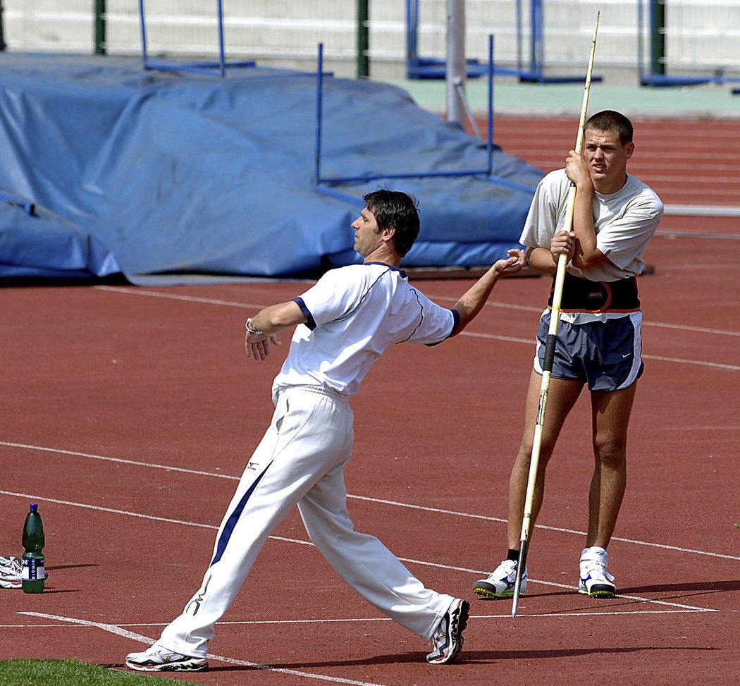 Rok 2007, Jan Železný už jako trenér. Svého kouče pozorně sleduje mladík Petr Frydrich.