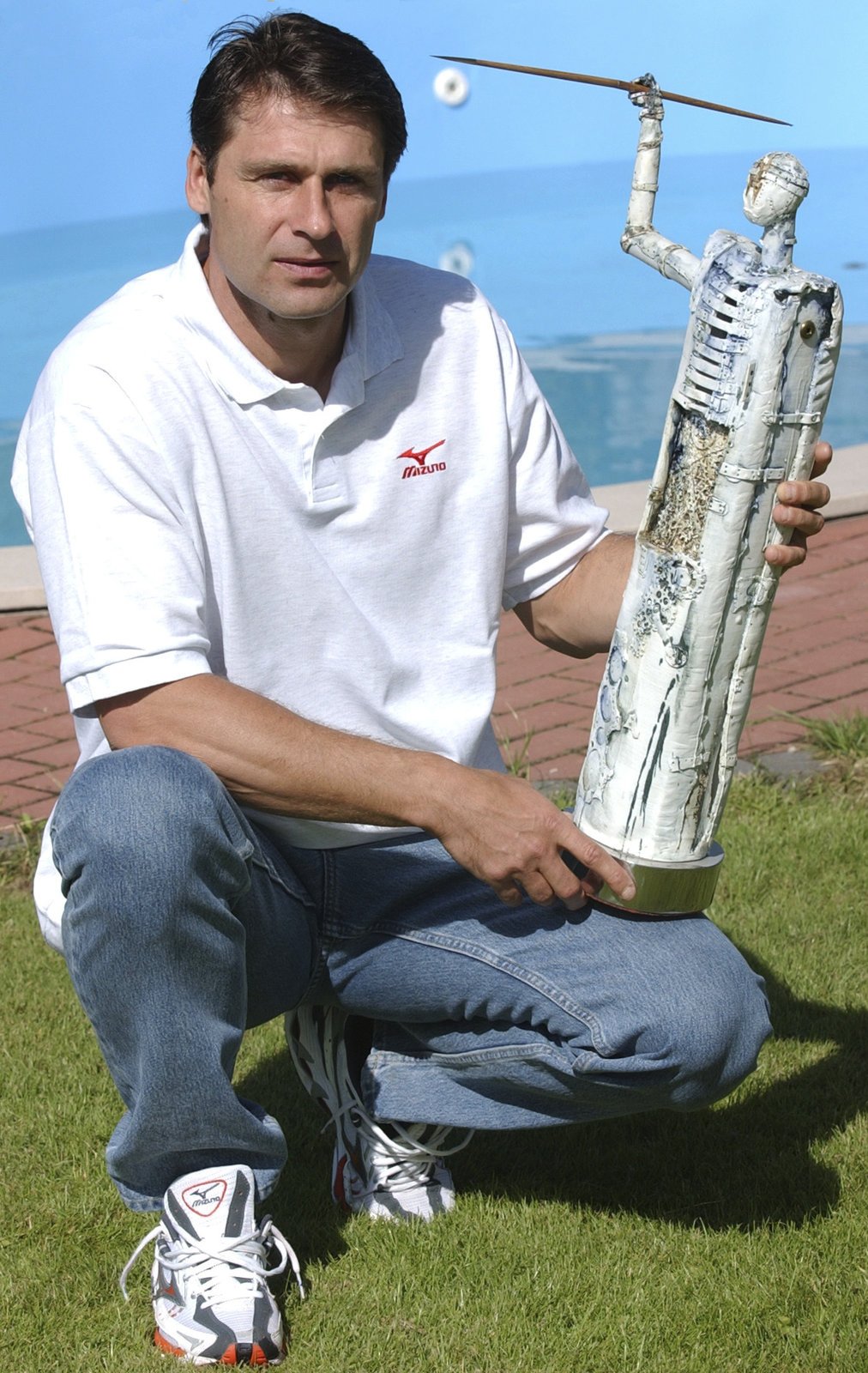 Jan Železný pózuje se svou trofejí za vítězství v anketě Sportovec roku 1996