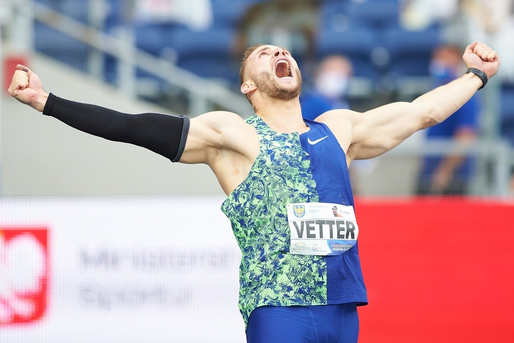 Německý oštěpař Johannes Vetter zazářil na atletickém mítinku v polském Chorzówě druhým nejlepším výkonem historie 97,76 metru. 