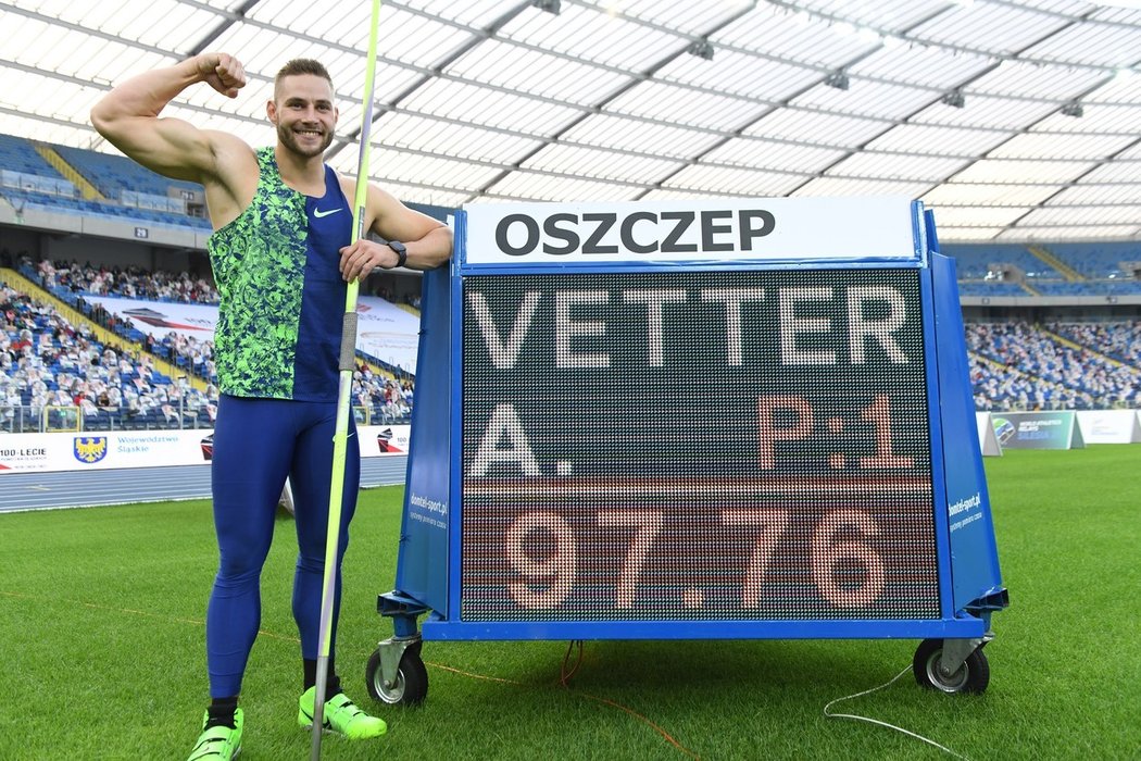 Německý oštěpař Johannes Vetter zazářil na atletickém mítinku v polském Chorzówě druhým nejlepším výkonem historie 97,76 metru. K 24 let starému světovému rekordu české legendy Jana Železného z roku 1996 se přiblížil na 72 centimetrů.