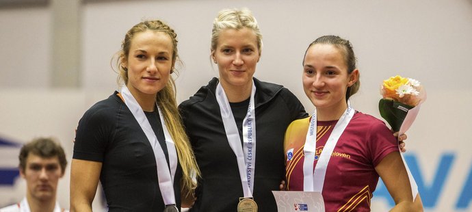 Sprinterky na 200 metrů (zleva) druhá Barbora Procházková, první Jana Slaninová a třetí Barbora Dvořáková