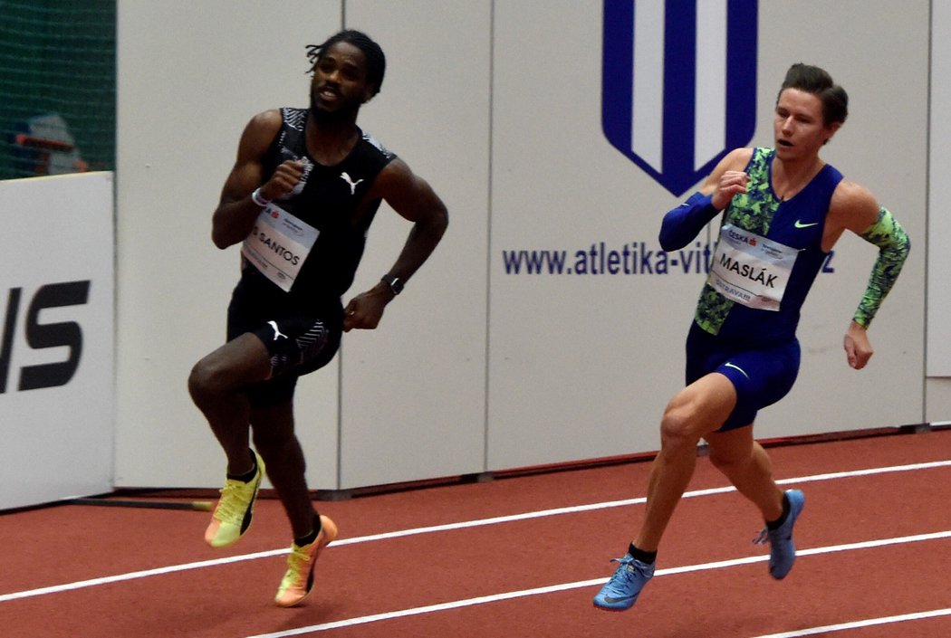 Mezinárodní halový atletický mítink Czech Indoor Gala v Ostravě. Zleva Ricardo Dos Santos z Portugalska a český závodník Pavel Maslák v běhu na 400 metrů