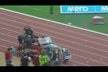 Usain Bolt zdraví diváky během zahájení Zlaté tretry na stadionu v Ostravě