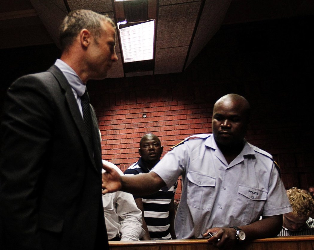 Oscar Pistorius je pod bedlivým dohledem policie