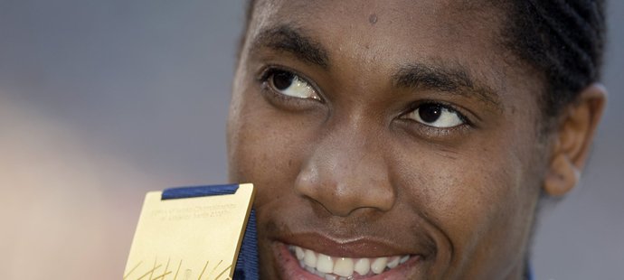 Caster Semenyaová se zlatou medailí z osmistovky