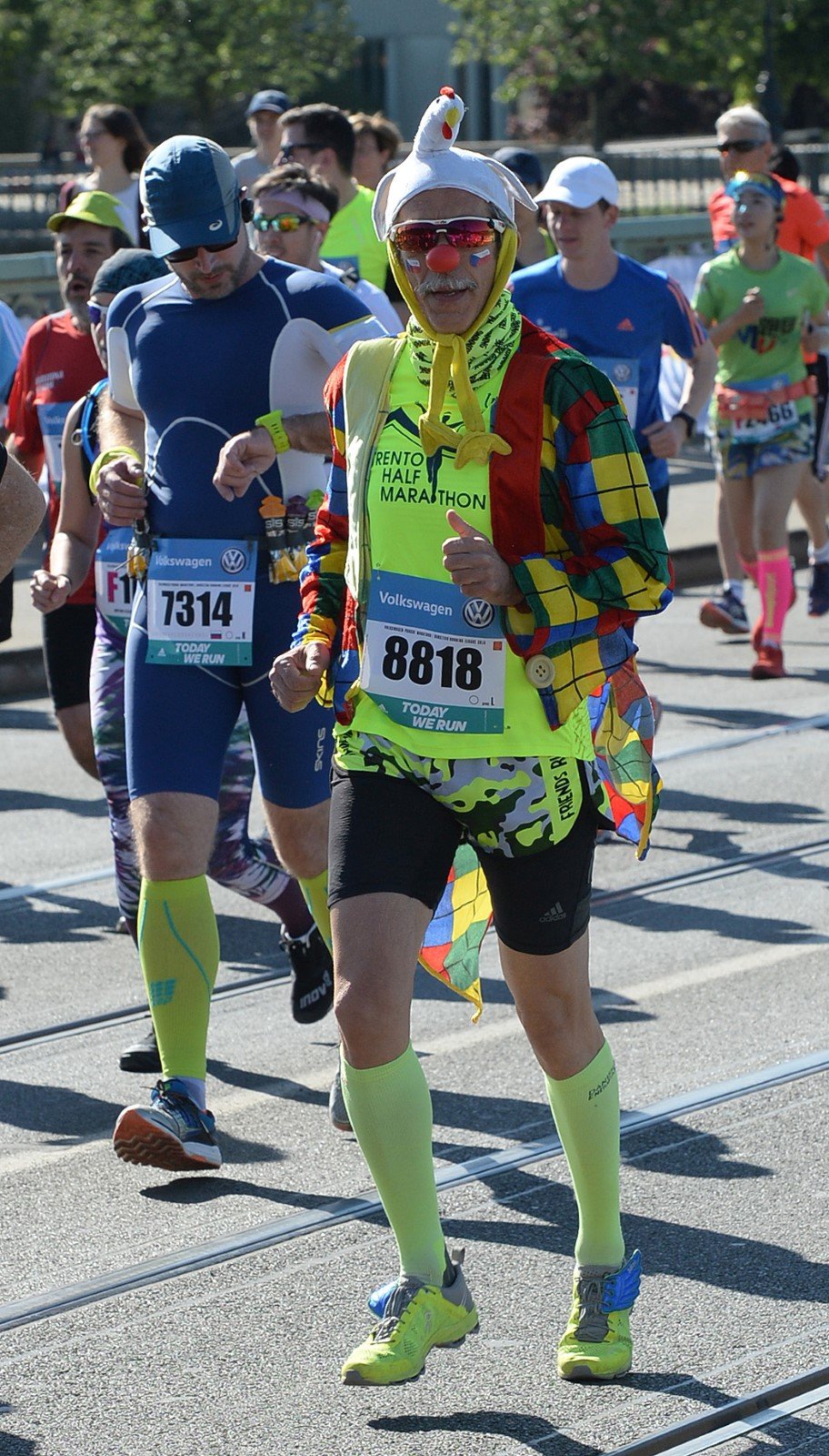 Někteří běžci zvolili na Pražský maraton i zábavné kostýmy