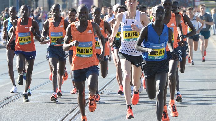 Pozdější vítěz Pražského maratonu Galen Rupp krátce po startu