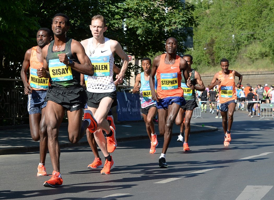 Galen Rupp a další běžci na čtvrtém kilometru Pražského maratonu 2018