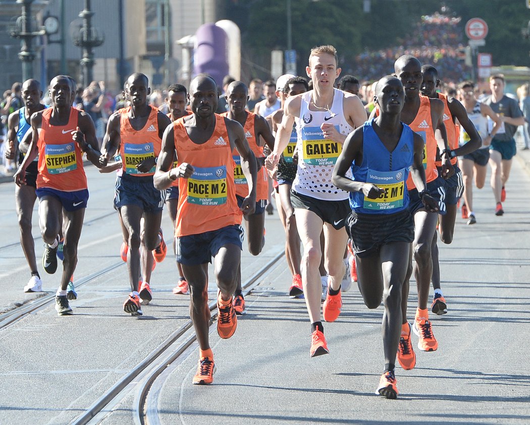 Pozdější vítěz Pražského maratonu Galen Rupp krátce po startu