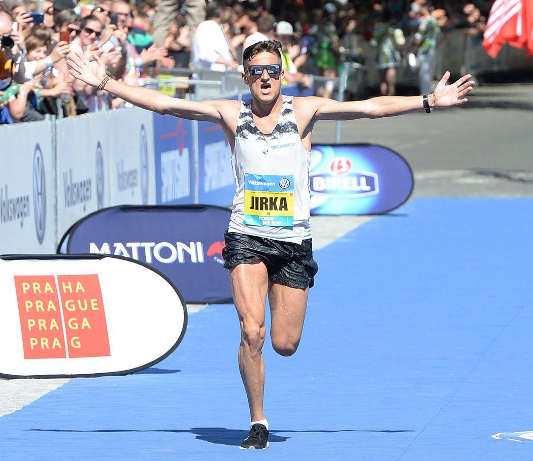 Jiří Homoláč se raduje v cíli Pražského maratonu 2018