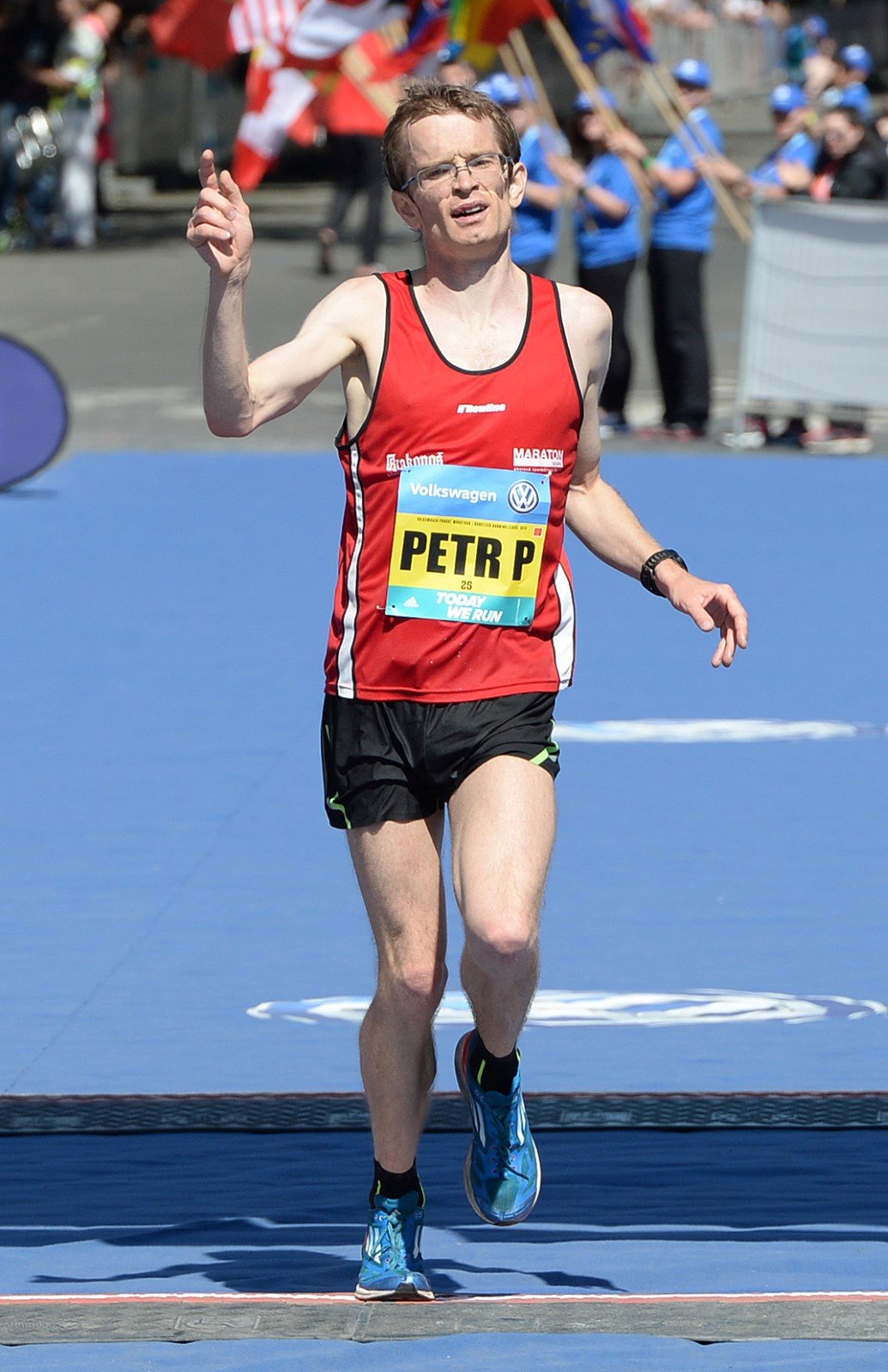 Petr Pechek a jeho gesto v cíli Pražského maratonu 2018