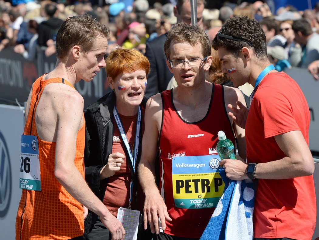 Petr Pechek v cíli Pražského maratonu