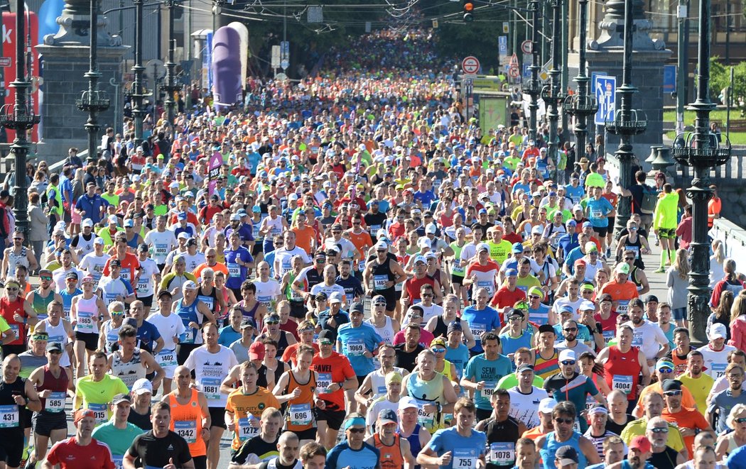 Tisíce běžců vyrazily do pražských ulic při Pražském maratonu 2018