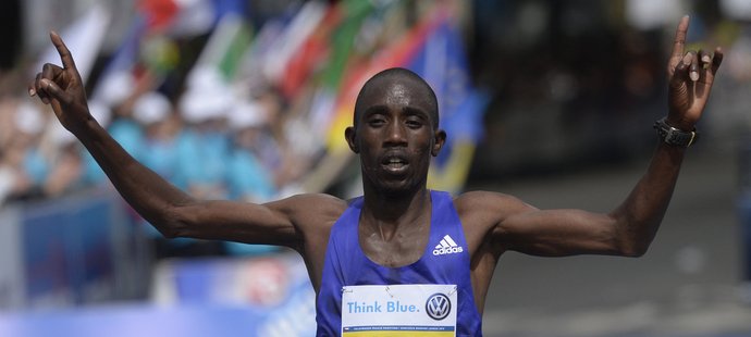 Keňan Felix Kandie dobíhá jako vítěz do cíle Pražského maratonu