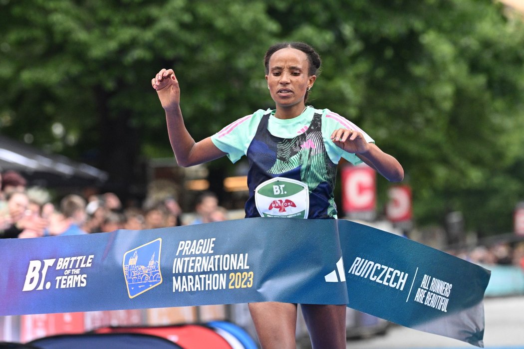 Etiopanka Workenesh Edesaová ovládla Pražský maraton