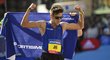 Český běžec Jiří Homoláč se raduje v cíli Pražského půlmaratonu z překonání osobního rekordu