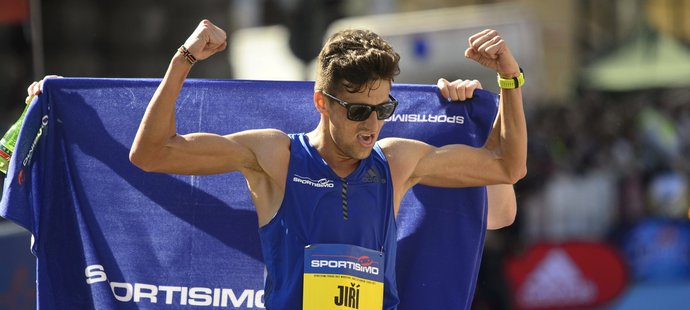 Český běžec Jiří Homoláč se raduje v cíli Pražského půlmaratonu z překonání osobního rekordu