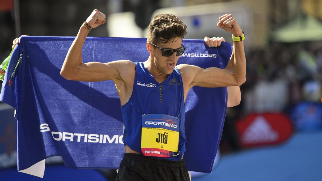 Český běžec Jiří Homoláč se raduje v cíli Pražského půlmaratonu z překonání osobního rekordu