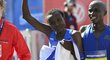 Keňanka Joyciline Jepkosgeiová mává divákům po dokončení Pražského půlmaratonu, kde překonala světový rekord