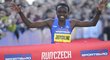 Keňanka Joyciline Jepkosgeiová protíná cílovou pásku Pražského půlmaratonu ve světovém rekordu