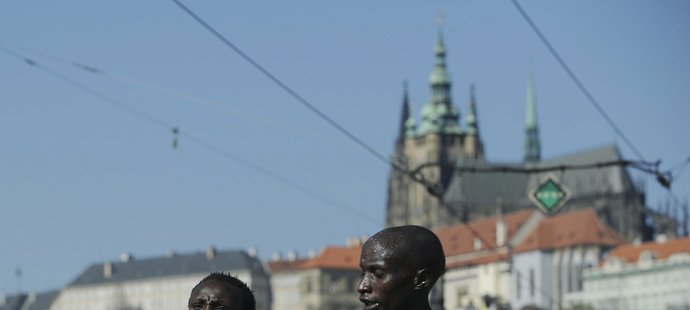 Joyciline Jepkosgeiová s vodičem na trati Pražského půlmaratonu, který nakonec vyhrála ve světovém rekordu