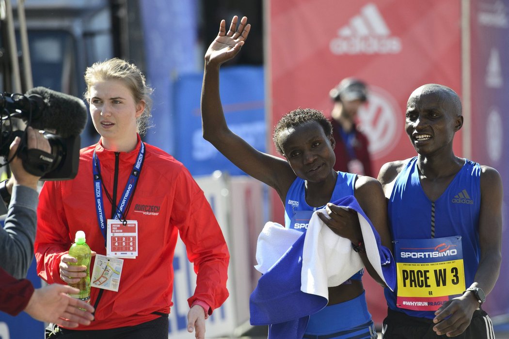 Keňanka Joyciline Jepkosgeiová mává divákům po dokončení Pražského půlmaratonu, kde překonala světový rekord