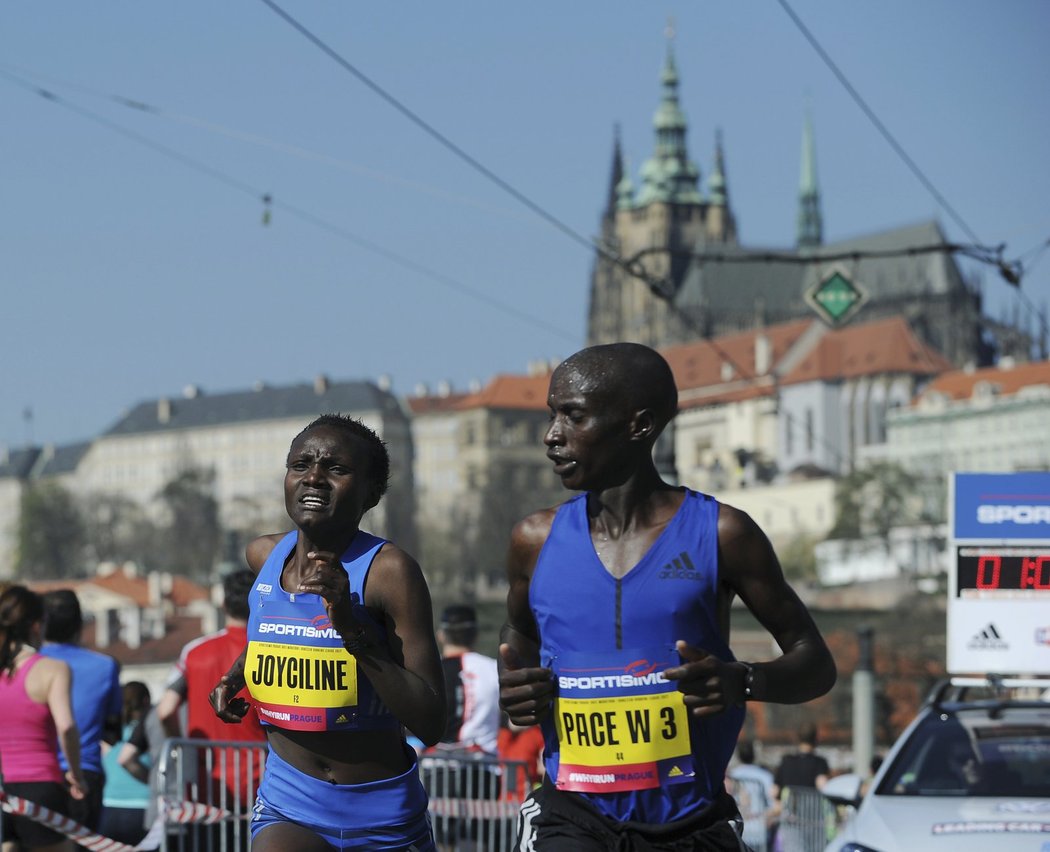 Joyciline Jepkosgeiová s vodičem na trati Pražského půlmaratonu, který nakonec vyhrála ve světovém rekordu