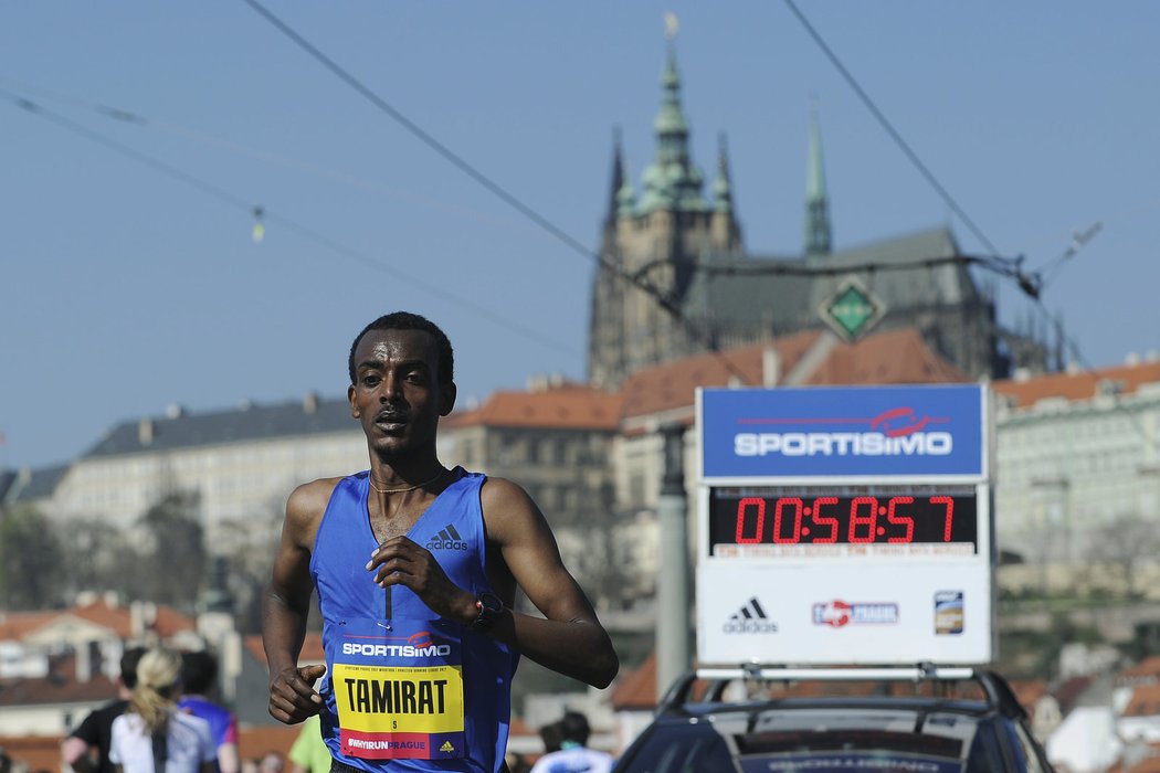 Nakonec vítězný Tamirat Tola z Etiopie na trati Pražského půlmaratonu