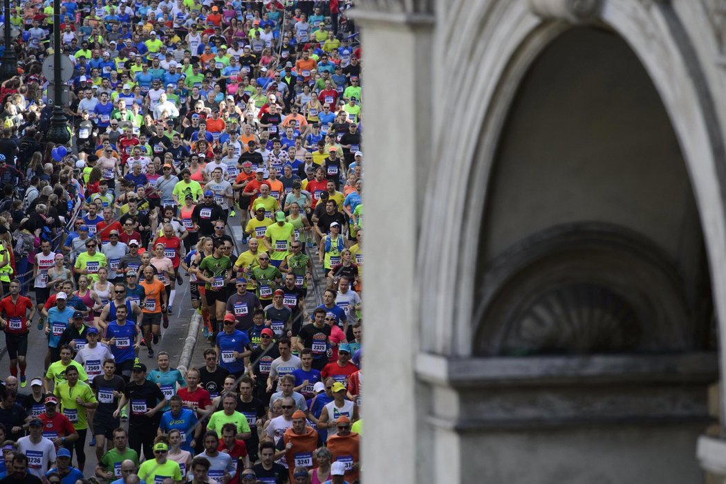 Tisíce účastníků Pražského půlmaratonu v centru hlavního města