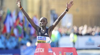 Pražský půlmaraton vyhráli Keňané Wanjiru a Jepchumbaová