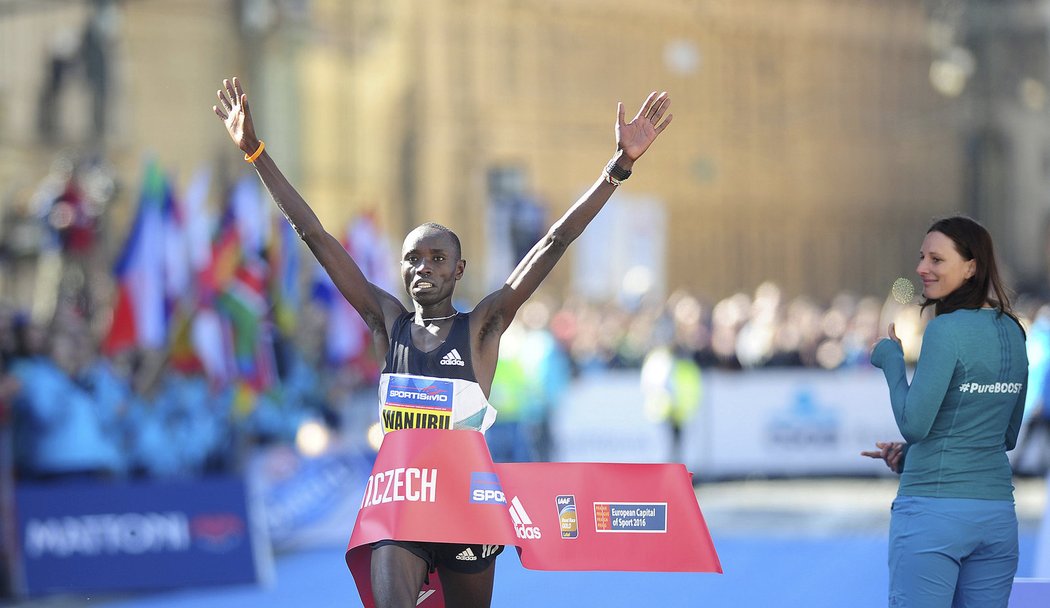 Vítězný Keňan Daniel Wanjiru v cíli pražského půlmaratonu