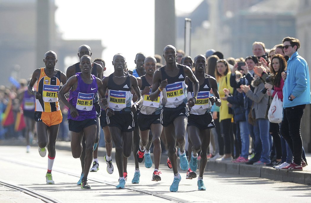 Pražský půlmaraton: skupina keňských běžců v čele s pozdějším vítězem Danielem Wanjiruem na Mánesově mostě