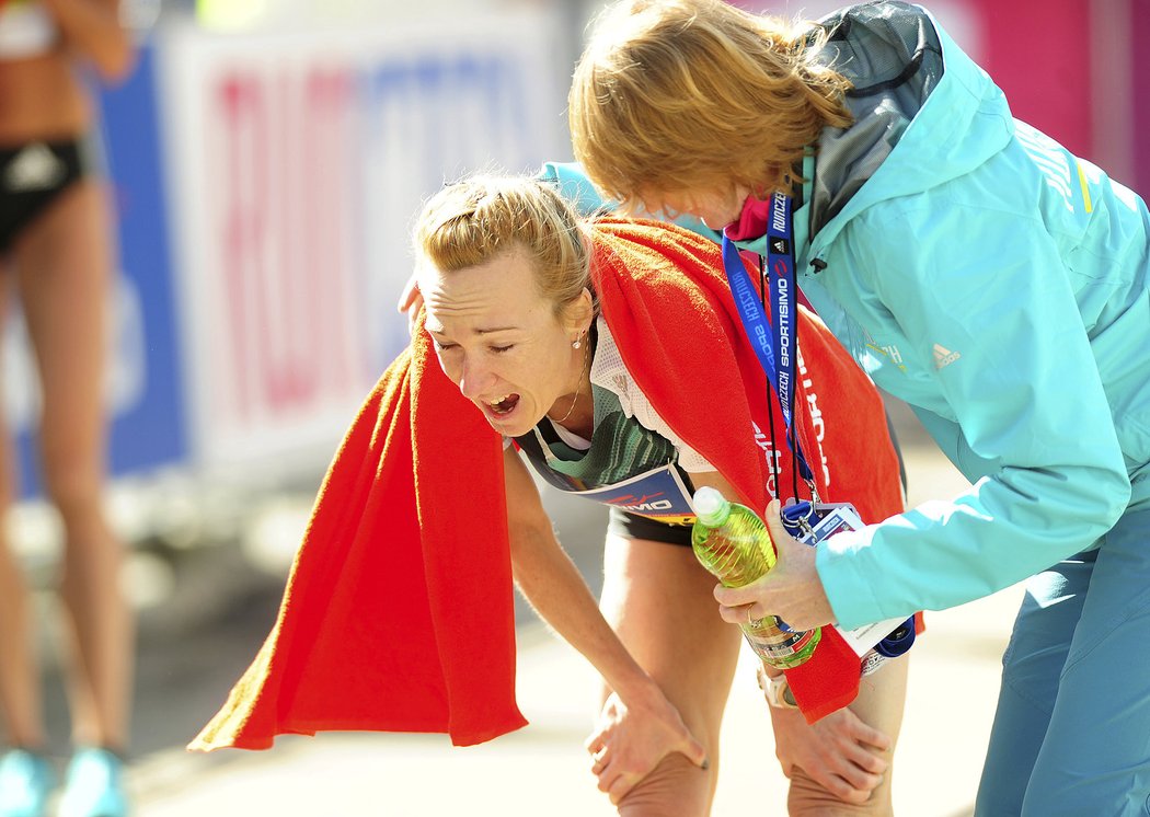 Eva Vrabcová-Nývltová v péči pořadatelů v cíli pražského půlmaratonu