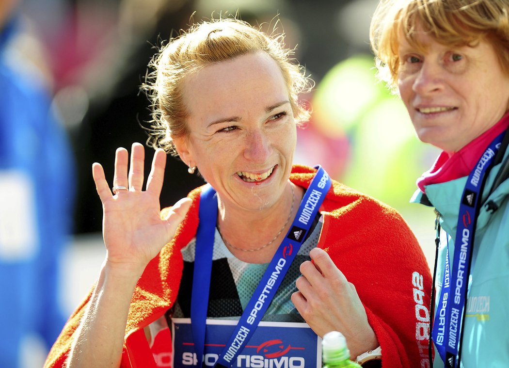 Spokojená Eva Vrabcová-Nývltová v cíli pražského půlmaratonu mává fanouškům.