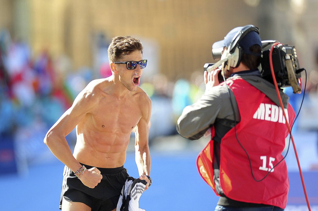 Radost nejlepšího Čecha v cíli pražského půlmaratonu Jiřího Homoláče