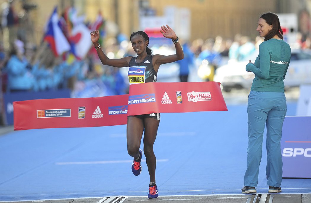 Vítězka pražského půlmaratonu mezi ženami Violah Jepchumbaová z Keni překonala traťový rekord