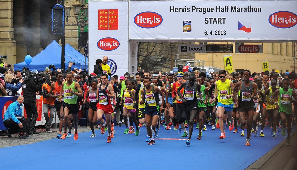 Při půlmaratonu v Praze rekord nepadl, Zersenay Tadese vyhrál v času 1:00:10. Díky závěrečnému spurtu světový rekordman porazil svého krajana z Eritreje Amanuela Mesela.