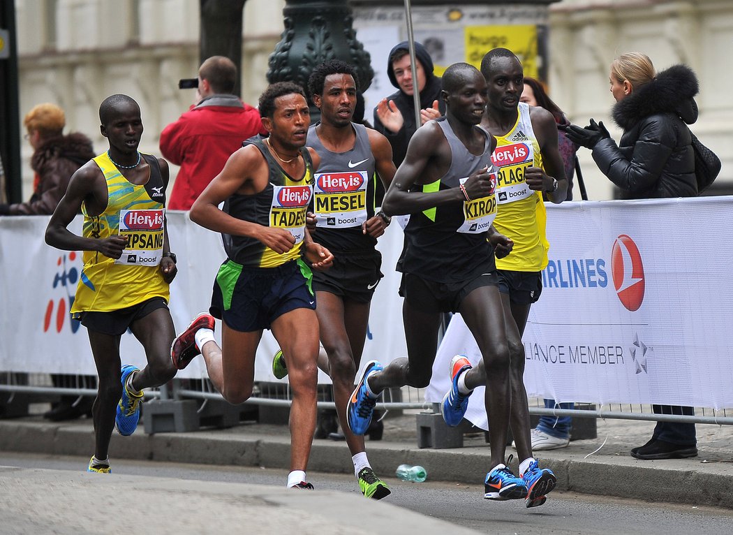 Zersenay Tadese uprostřed balíku vedoucích závodníků